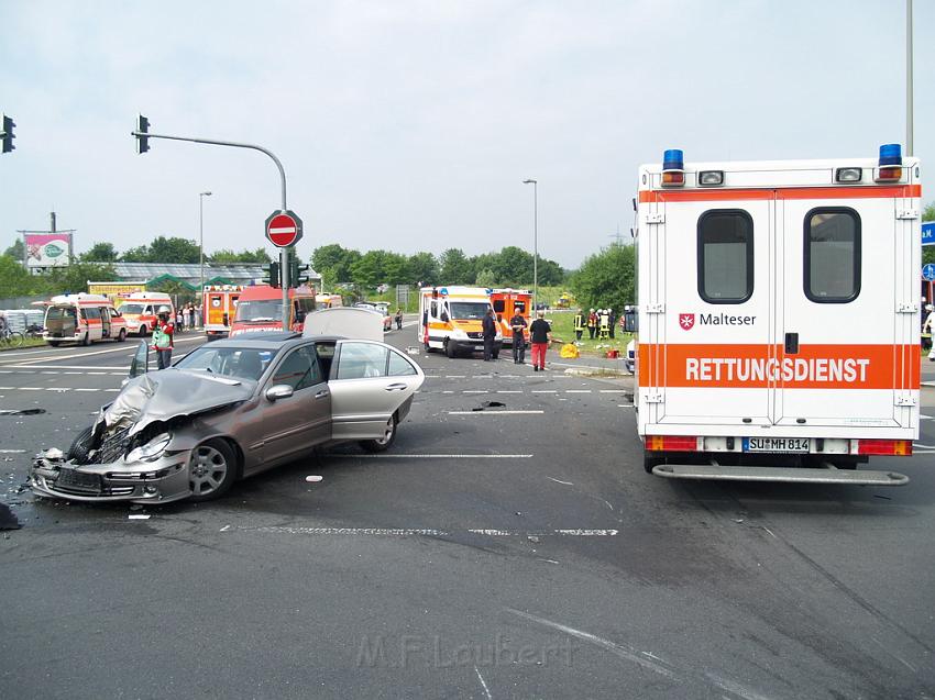 Schwerer Unfall mit Reisebus Lohmar Donrather Dreieck P024.JPG
